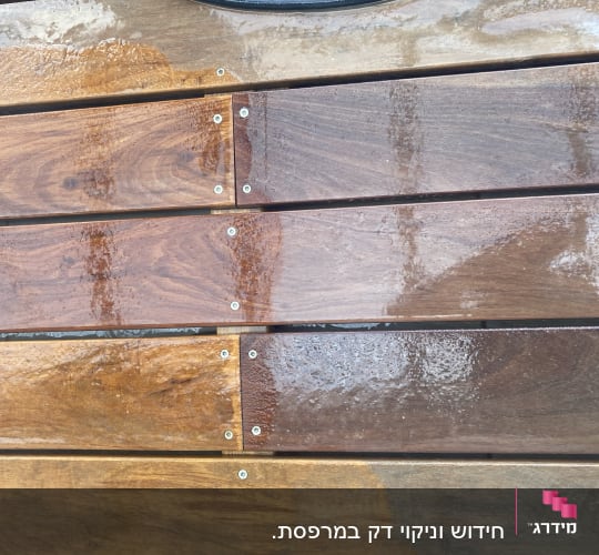 לוחות עץ רטובים עם ברגים